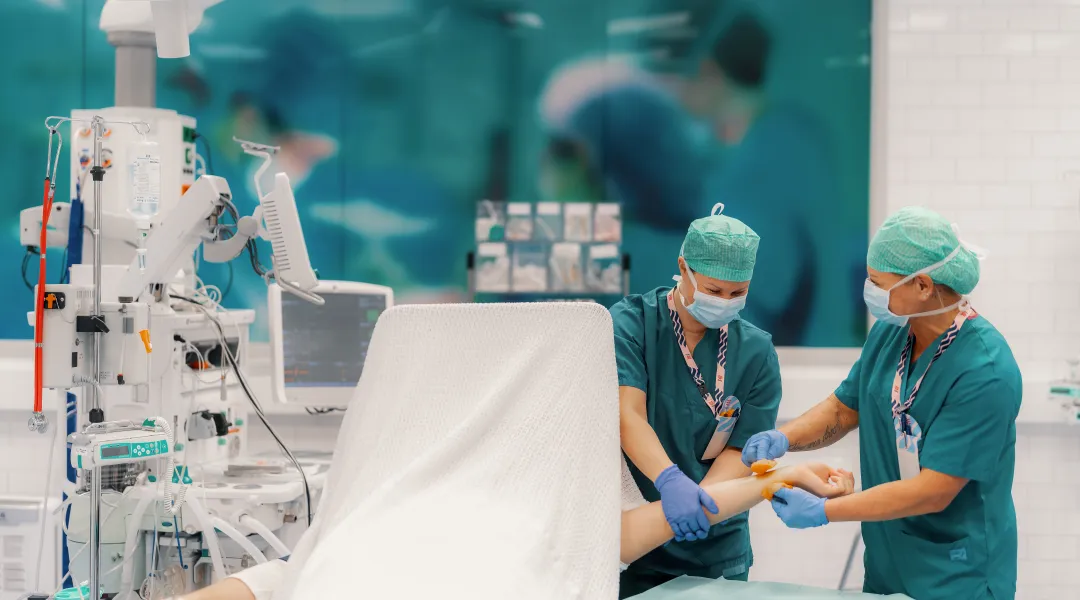 Hoitajat hoitavat leikkaussalissa potilasta