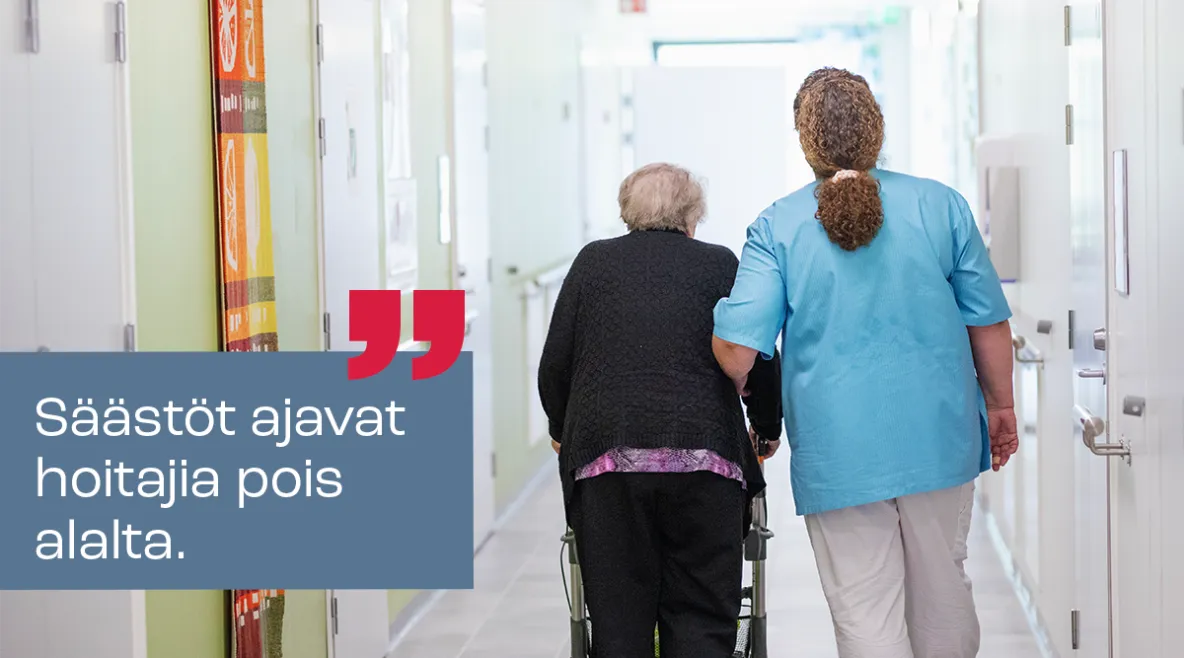 Hoitaja taluttaa vanhusta sairaalan käytävällä. Kuvassa myös teksti "Säästöt ajavat hoitajia pois alalta".
