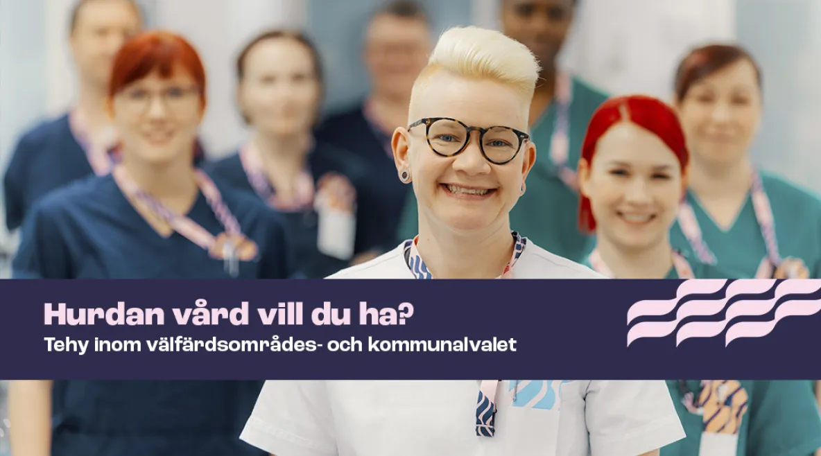 Hoitajat katsovat hymyillen.
