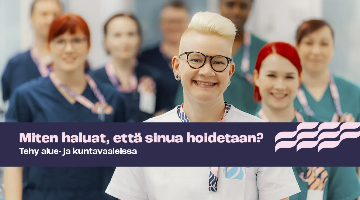 Hoitajat katsovat hymyillen kameraan.