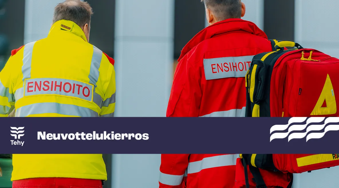 Kuvassa on kaksi ensihoitajaa, joista toinen kantaa reppua. Kuvassa on myös teksti "neuvottelukierros".