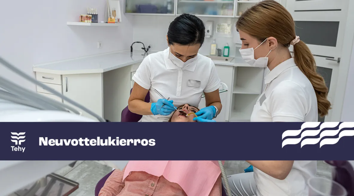 Potilas hammaslääkärin vastaanotolla. Hammaslääkäri ja hammashoitaja hoitavat häntä. 