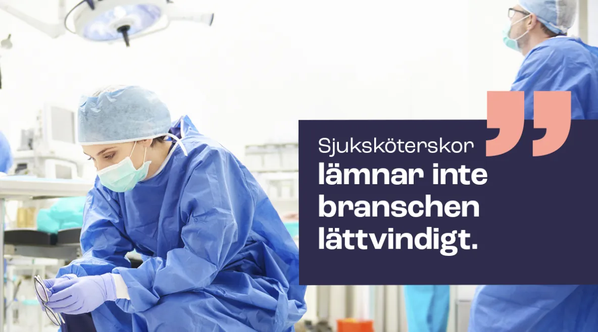 Väsynyt hoitaja istuu leikkaussalissa. Kuvassa teksti: "Sjuksköterskor lämnar inte branschen lättvindigt.""