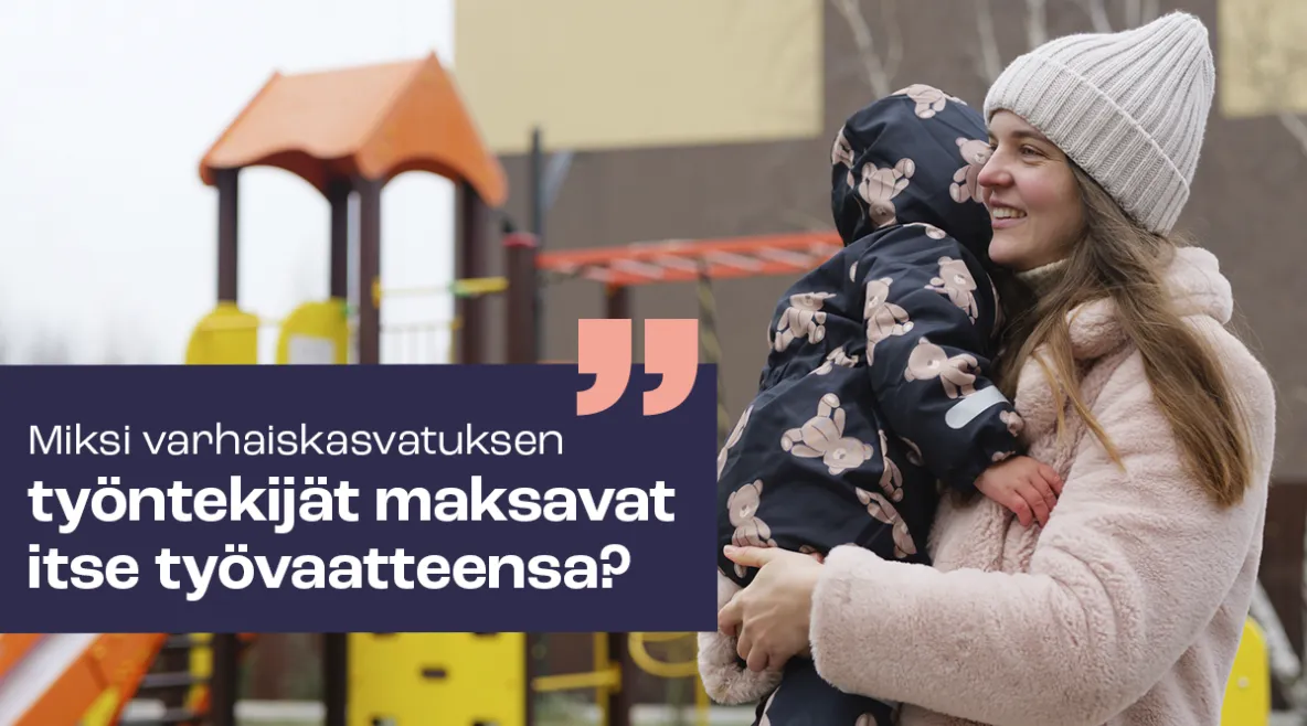 Lastenhoitaja pitää lasta sylissään leikkipuistossa. Kummallakin on yllään talvivaatteet. Kuvassa teksti "miksi varhaiskasvatuksen työntekijät maksavat itse työvaatteensa?"