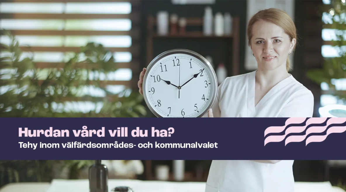En sjuksköterska tittar på kameran och visar en stor klocka. 