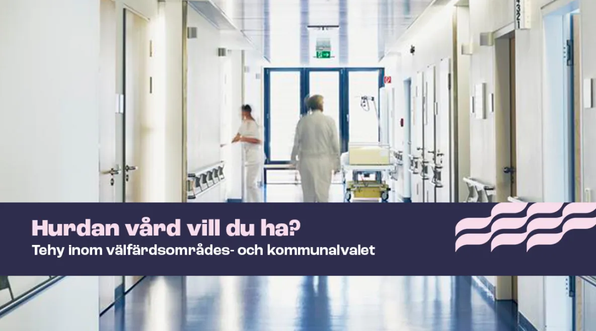 Två personer längre bort på sjukhuskorridor.