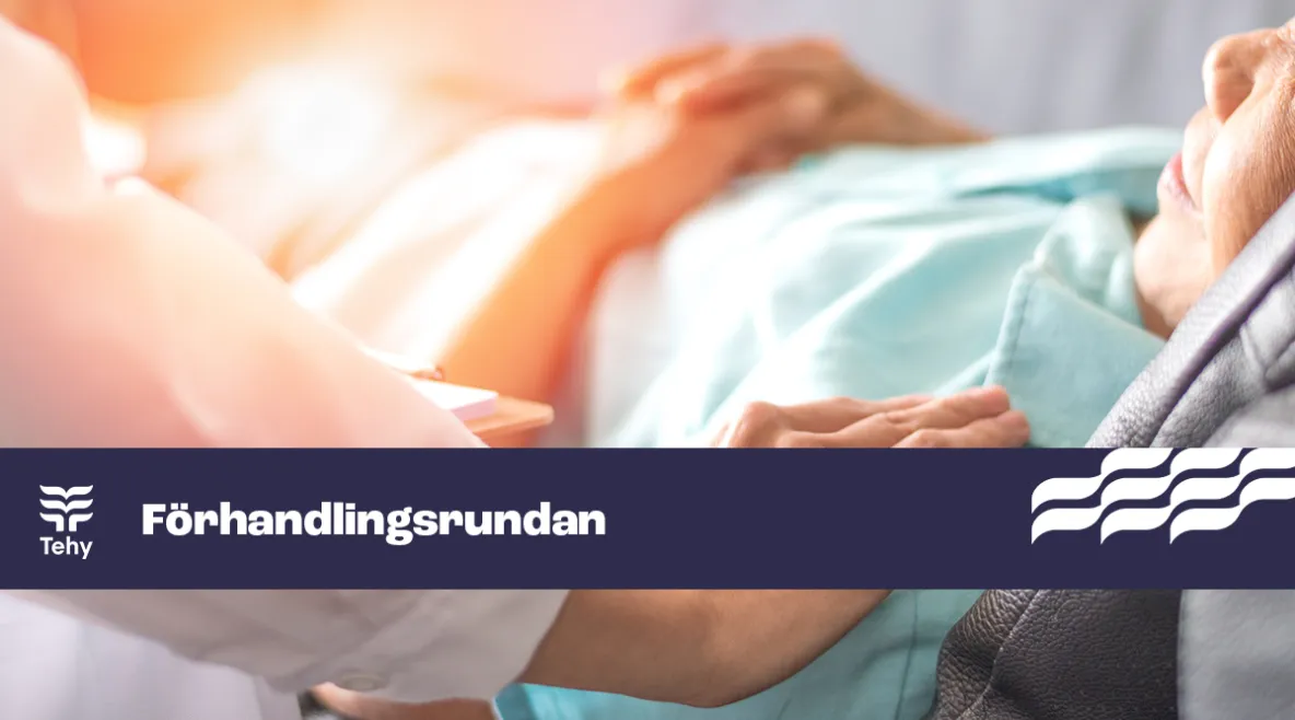 Vanhus makaa sängyssä, vierellä hoitajan kädet. 