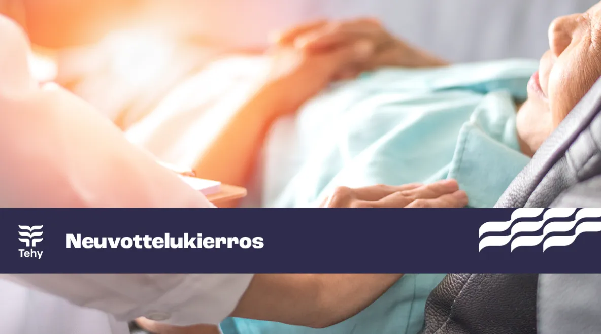 Vanhus makaa sängyssä, vierellä hoitajan kädet. 