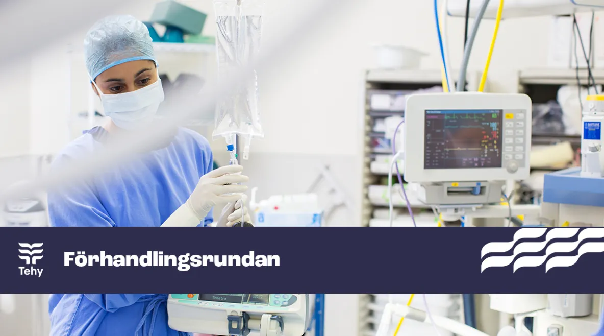 Hoitaja on leikkaussalissa, kuvassa teksti "förhandlingsrundan".