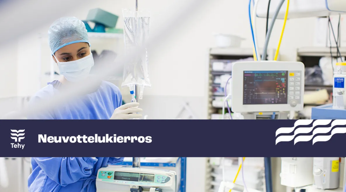 Hoitaja, jolla on maski, on leikkaussalissa. Kuvassa teksti "neuvottelukierros".