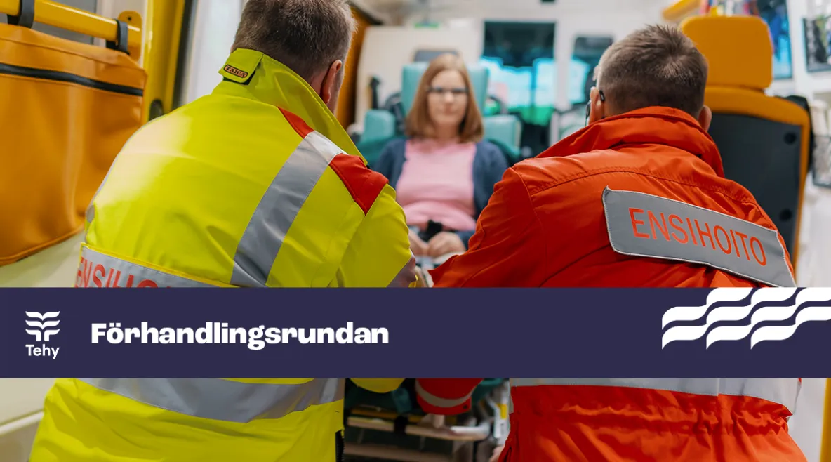 Kuvassa kaksi ensihoitajaa työntää potilasta ambulanssiin. Kuvassa on myös teksti "förhandlingsrundan".