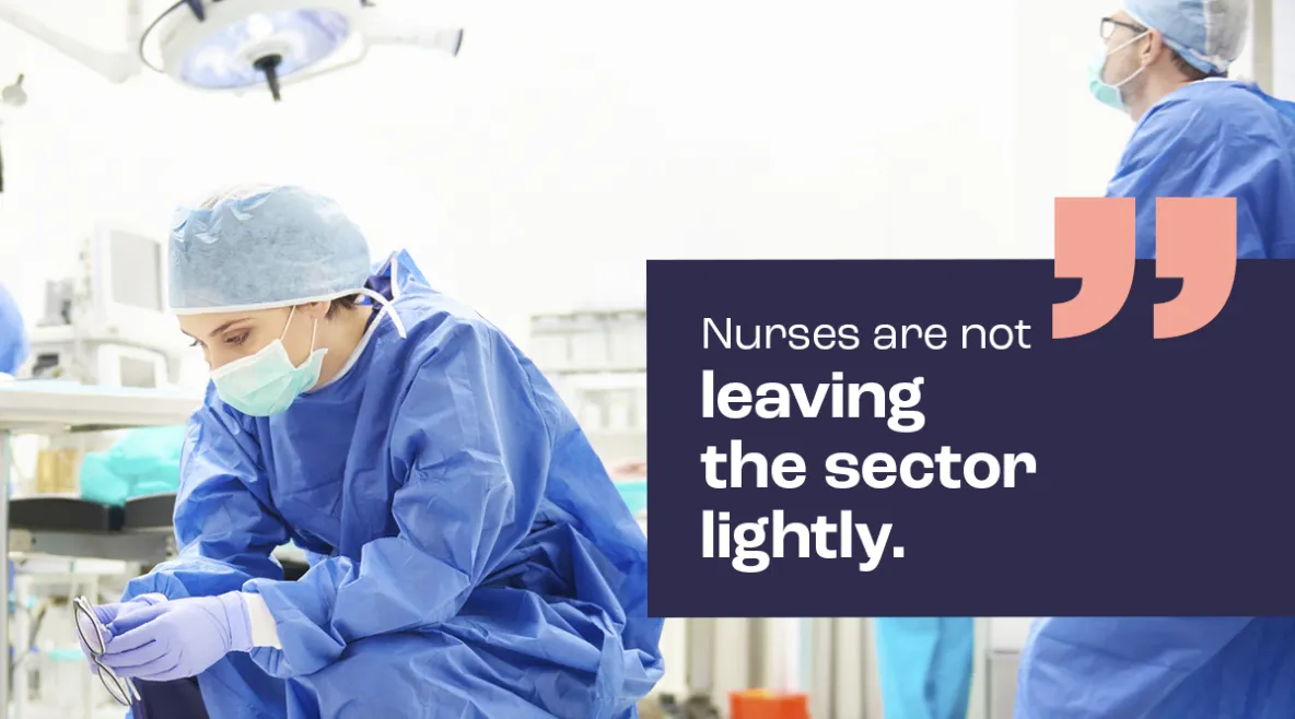 Väsynyt hoitaja istuu leikkaussalissa. Kuvassa teksti: "Nurses are not leaving the sector lightly."."