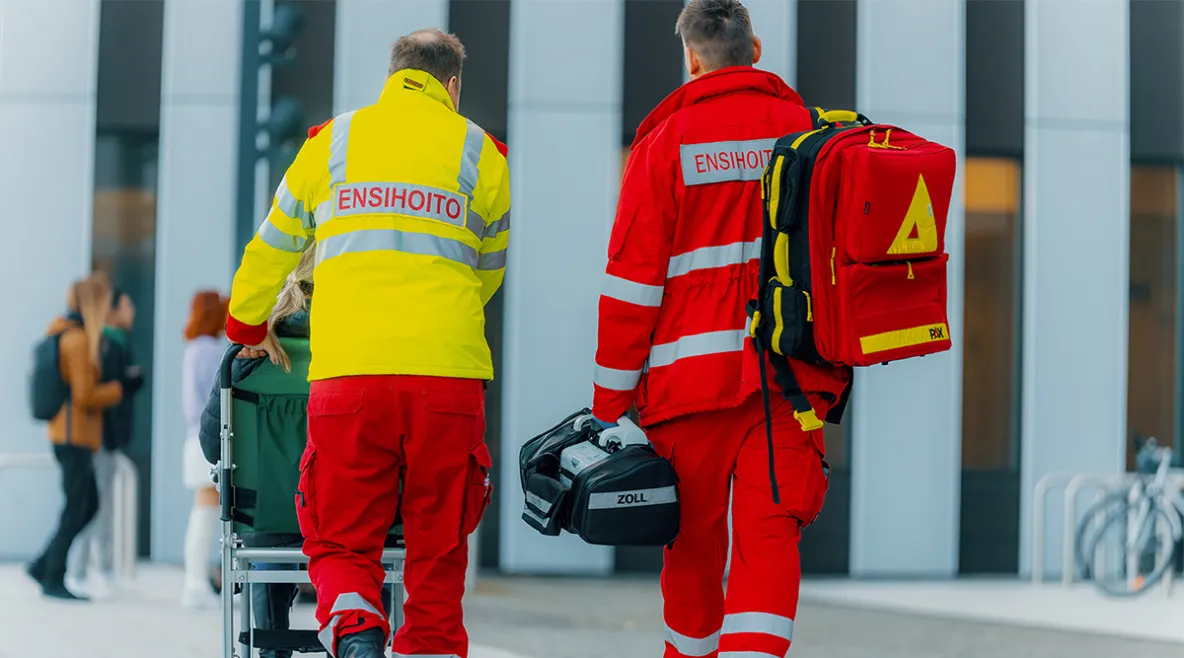 Ensihoitajat kävelevät ulkona