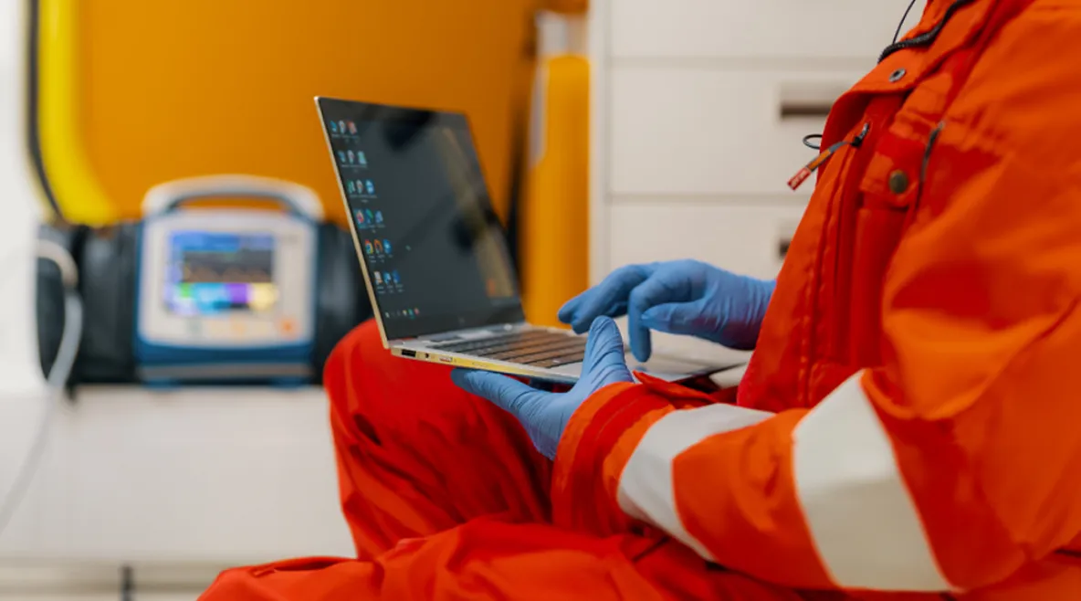 Ensihoitaja käyttää kannettavaa tietokonetta ambulanssissa. Työtuomioistuin on määrännyt Haen oy:n maksamaan Tehylle 3 000 euron hyvityssakon sekä korvaamaan Tehyn oikeudenkäyntikulut.