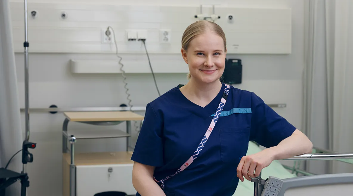 Fysioterapeutti istuu sairaalasängyn laidalla