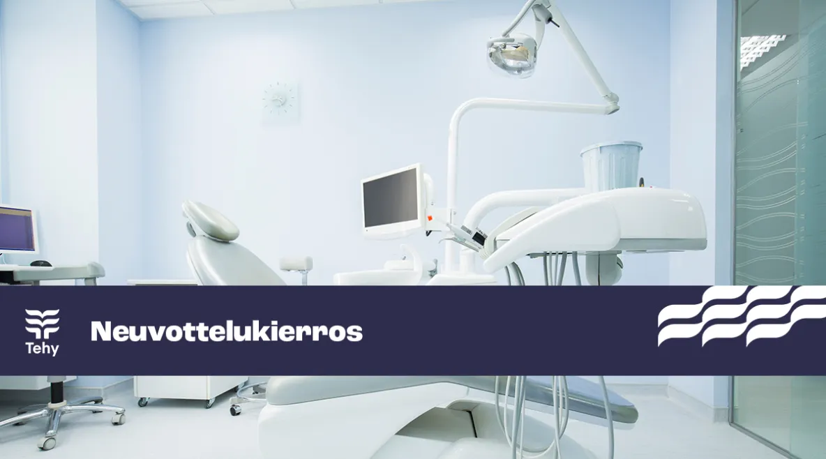 Kuvassa hammaslääkärin tuoli ja vastaanotolla käytettäviä välineitä.