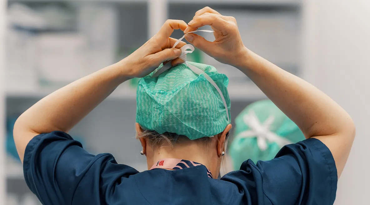 Hoitaja pukeutuu työhön