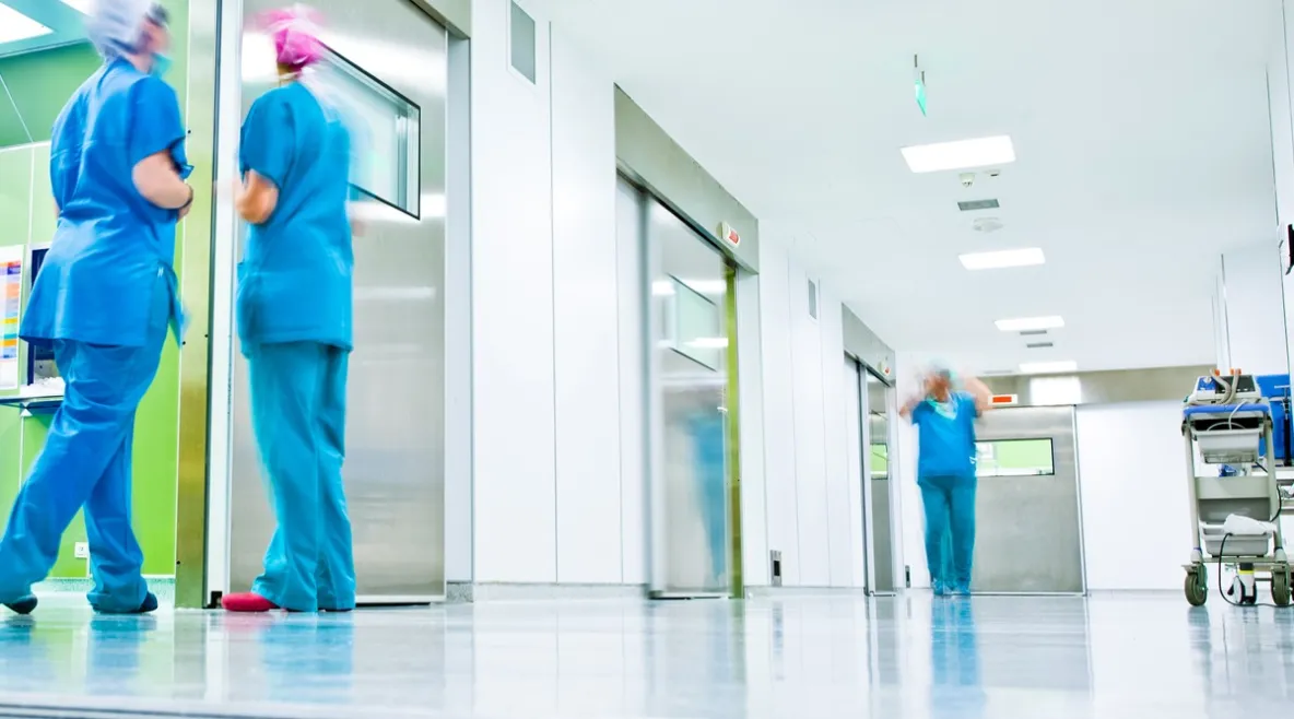Sairaalan käytävillä kävelee sairaanhoitajia.