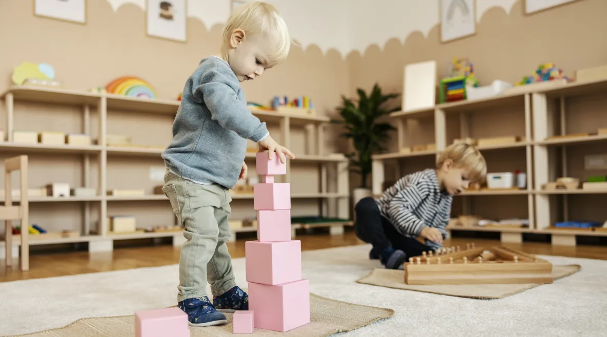 Lapsi leikkii rakennuspalikoilla.