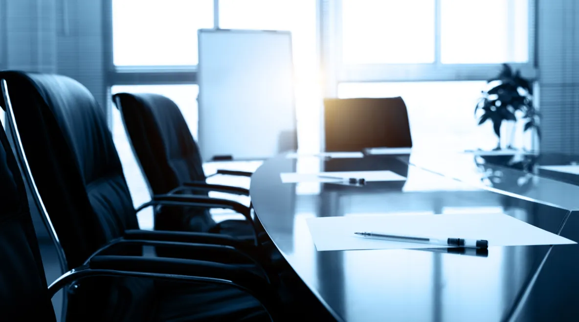 neuvottelupöytä, jonka ympärillä on tuoleja