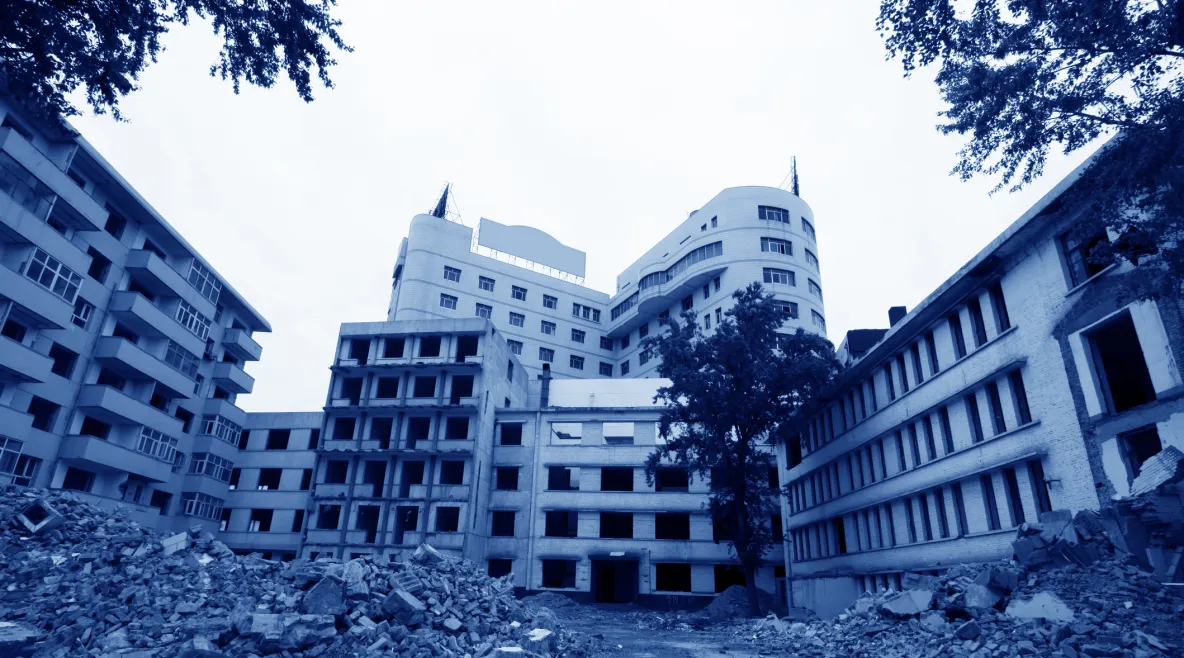 Sairaalarakennus, jota on pommitettu.