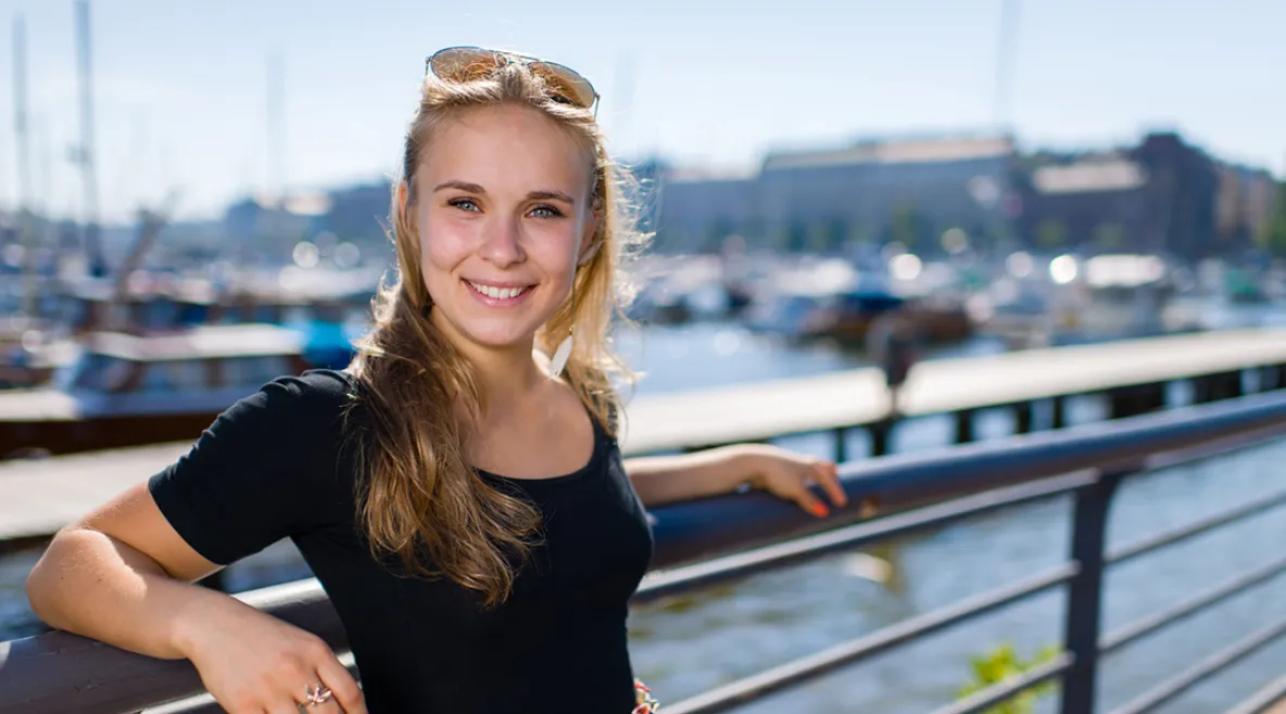 Nuori nainen kesällä satamassa