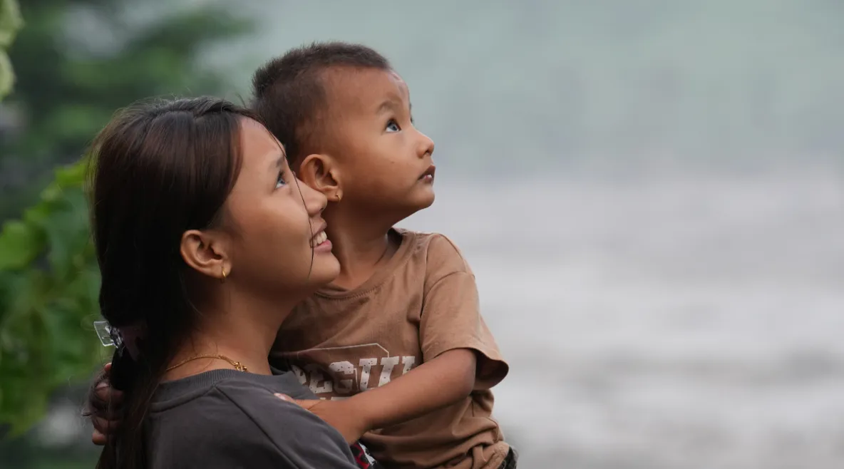 Nepalilainen nainen ja lapsi 
