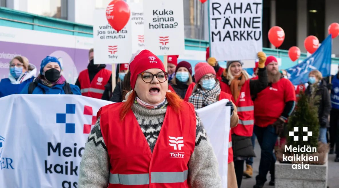 Nainen on mukana mielenosoituksessa.