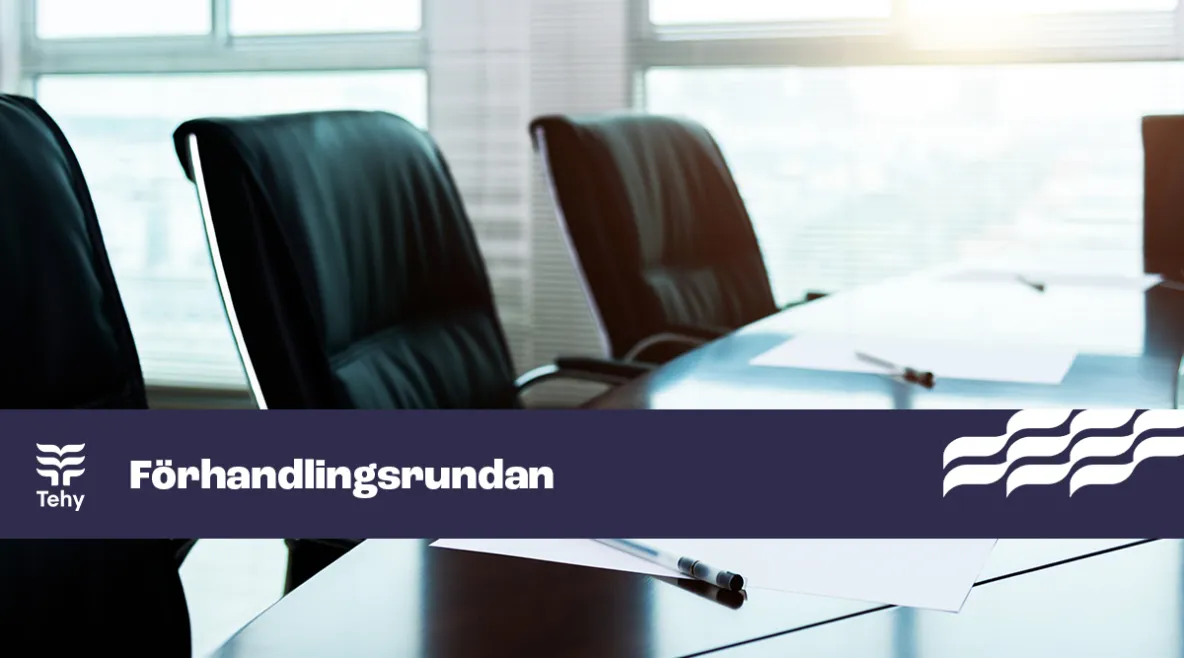 Kuvassa pöytä, jossa mustia tuoleja. Kuvassa myös sininen nauha, jossa lukee teksti "Tehy" ja "förhandlingsrundan".