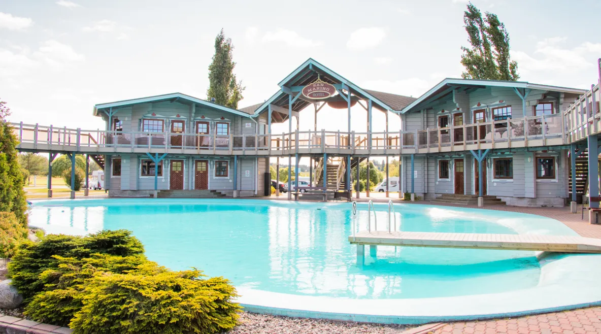 Huoneistohotellit San Marino & Monza ovat uima-altaan äärellä