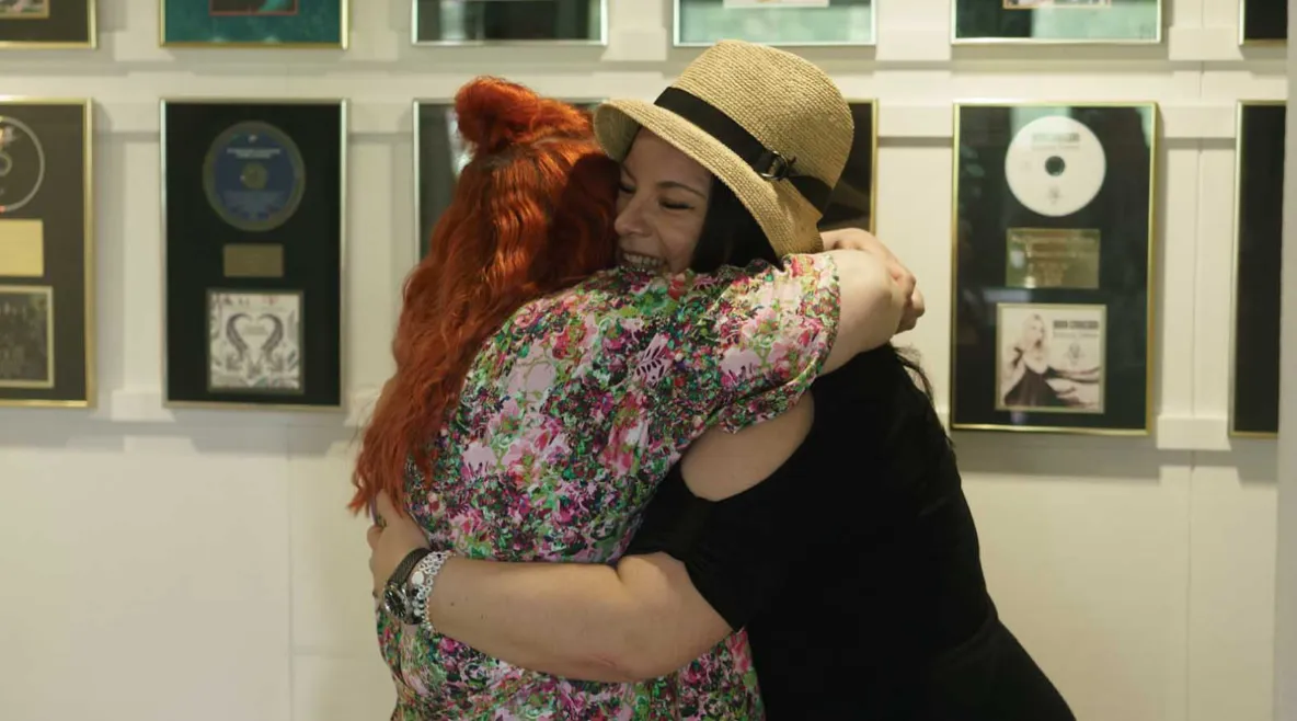 Millariikka Rytkönen ja Hanna Pakarinen halaavat