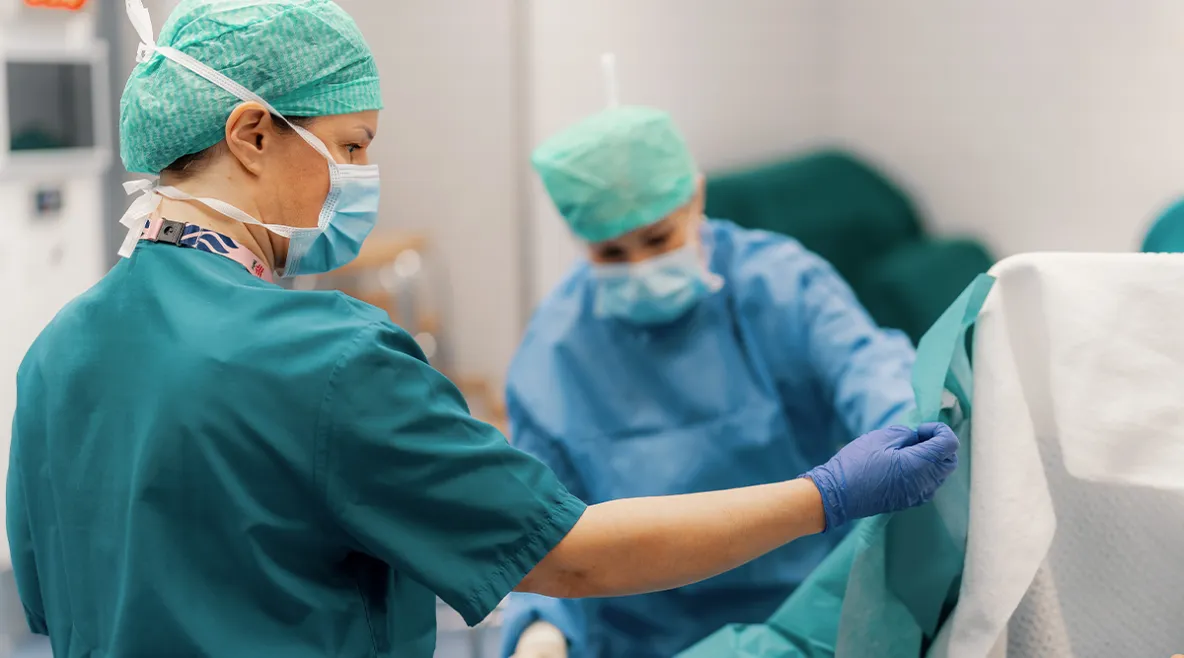 Hoitajat leikkaussalissa