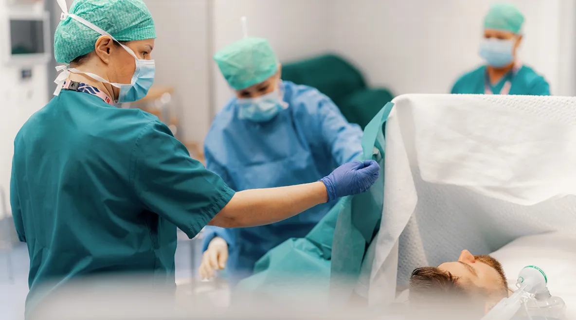 Hoitajia leikkaussalissa