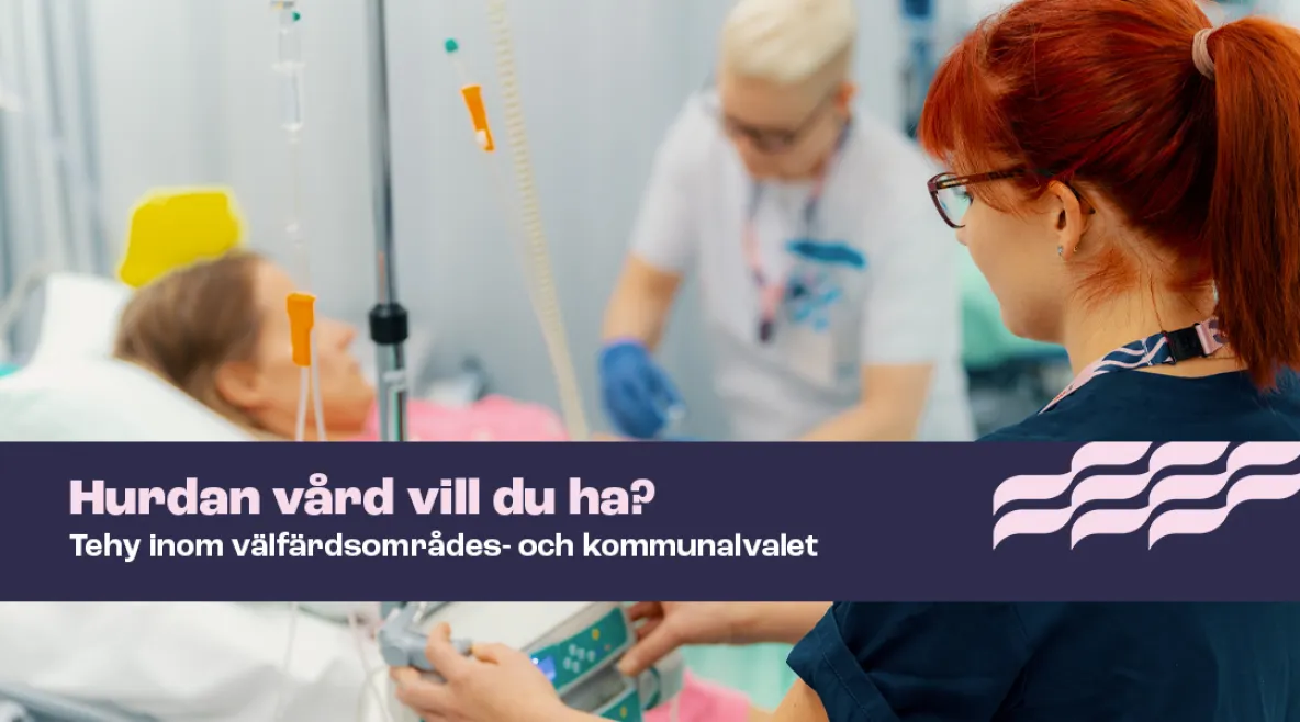 Hoitajat hoitavat potilasta. Kuvassa banneri, jossa lukee &quot;Hurdan vård vill du ha?&quot;