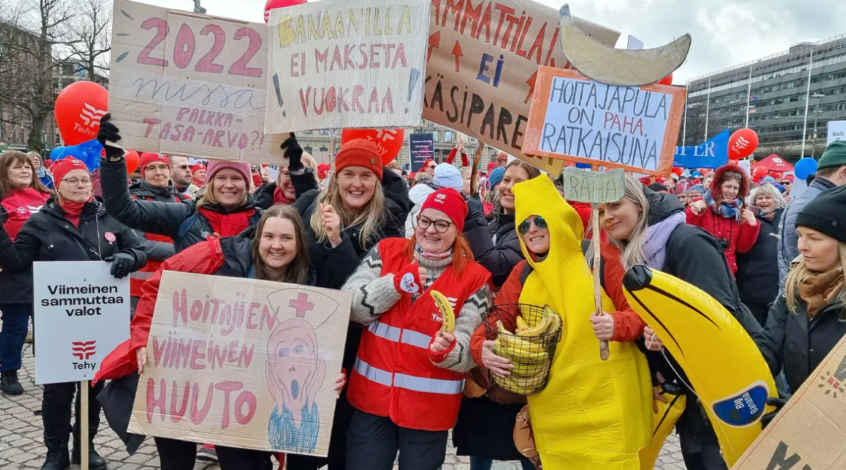 Tehyläiset ja Millariikka Rytkönen mielenosoituksessa vuonna 2022.