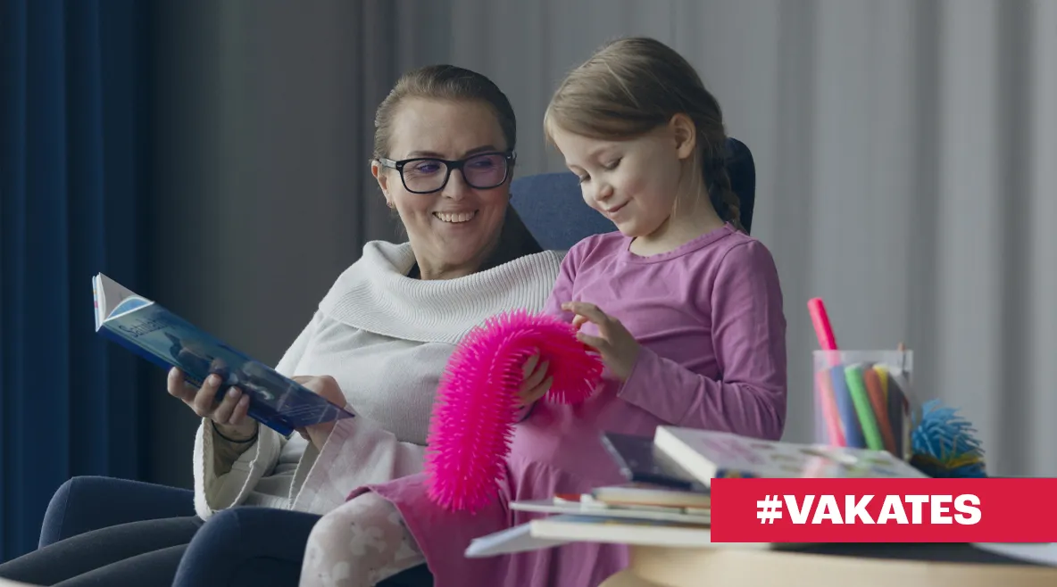 Varhaiskasvatuksen ammattilainen lapsen kanssa.