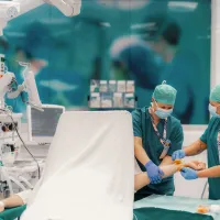 Hoitajat hoitavat leikkaussalissa potilasta