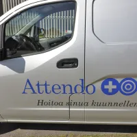 Pakettiauto, jossa on teksti &quot;Attendo - Hoitoa sinua kuunnellen&quot;.