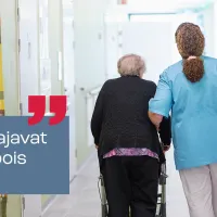 Hoitaja taluttaa vanhusta sairaalan käytävällä. Kuvassa myös teksti "Säästöt ajavat hoitajia pois alalta".