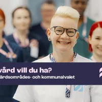 Hoitajat katsovat hymyillen.