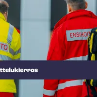 Kuvassa on kaksi ensihoitajaa, joista toinen kantaa reppua. Kuvassa on myös teksti "neuvottelukierros".