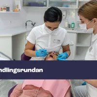 Hammaslääkäri ja hammashoitaja hoitavat potilasta. 