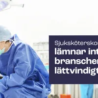 Väsynyt hoitaja istuu leikkaussalissa. Kuvassa teksti: "Sjuksköterskor lämnar inte branschen lättvindigt.""