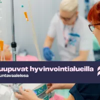 Potilas makaa sängyssä ja hänen ympärillään on kaksi hoitajaa.