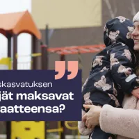 Lastenhoitaja pitää lasta sylissään leikkipuistossa. Kummallakin on yllään talvivaatteet. Kuvassa teksti "miksi varhaiskasvatuksen työntekijät maksavat itse työvaatteensa?"