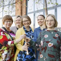 Kuvassa palkittuja edustavat henkilöt, joiden nimet ja oppilaitokset on vasemmalta oikealle lueteltu jutussa. 