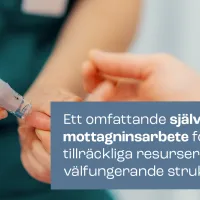 Kuvassa hoitajan kasi, joka pistaa potilasta ruiskulla sormeen.