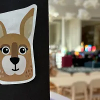 Näkymä päiväkodin tiloihin, ovessa jäniksen kuva. 
