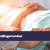 Vanhus makaa sängyssä, vierellä hoitajan kädet. 