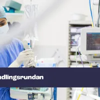 Hoitaja on leikkaussalissa, kuvassa teksti "förhandlingsrundan".